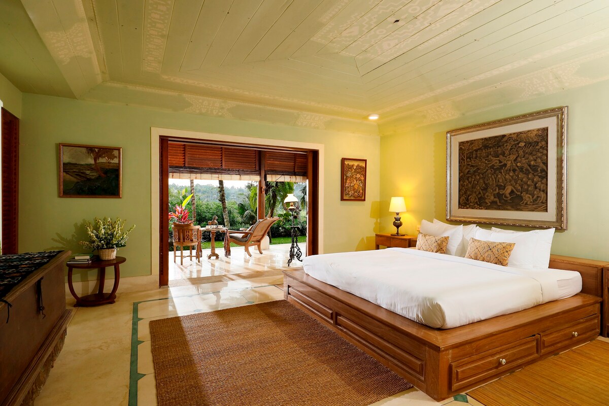 3BR Designer Villa w/ Panoramic Sayan Valley View 6