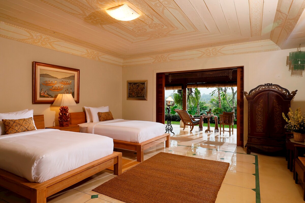 3BR Designer Villa w/ Panoramic Sayan Valley View 8