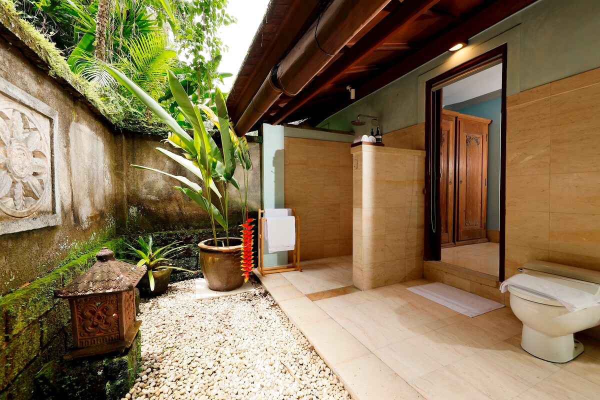 3BR Designer Villa w/ Panoramic Sayan Valley View 9