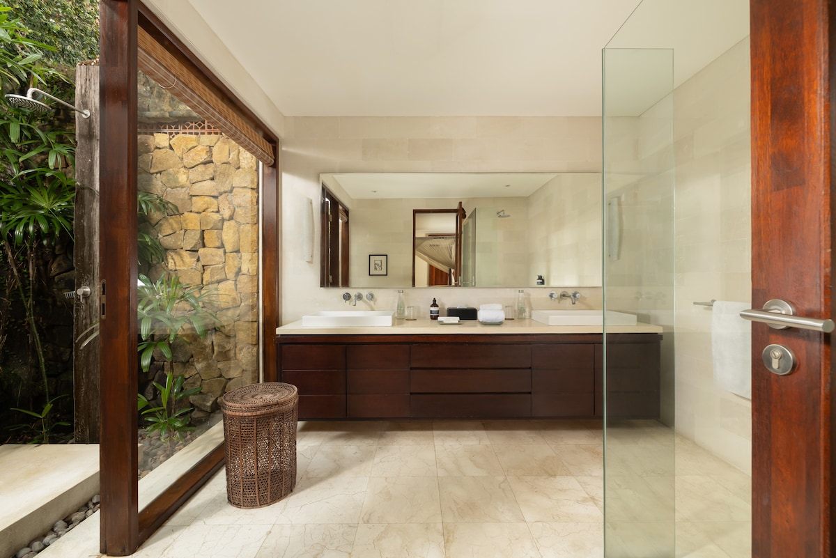 Luxury 5BR Designer Villa with Full Staff 9