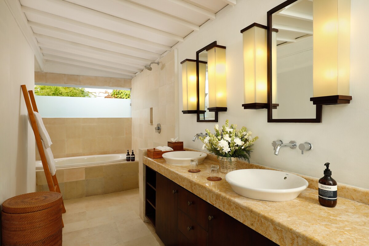 Quiet 5BR Villa Close to the Beach with Full Staff 10