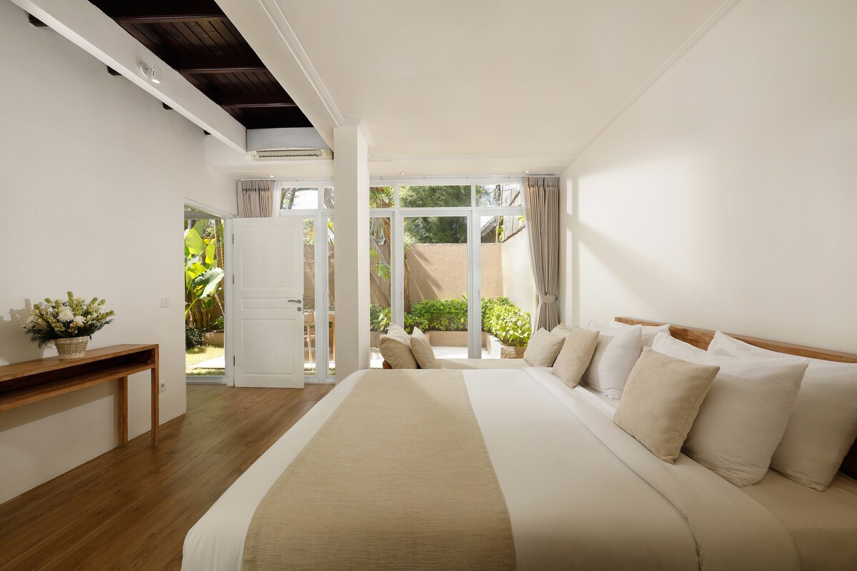 Quiet 5BR Villa Close to the Beach with Full Staff 16