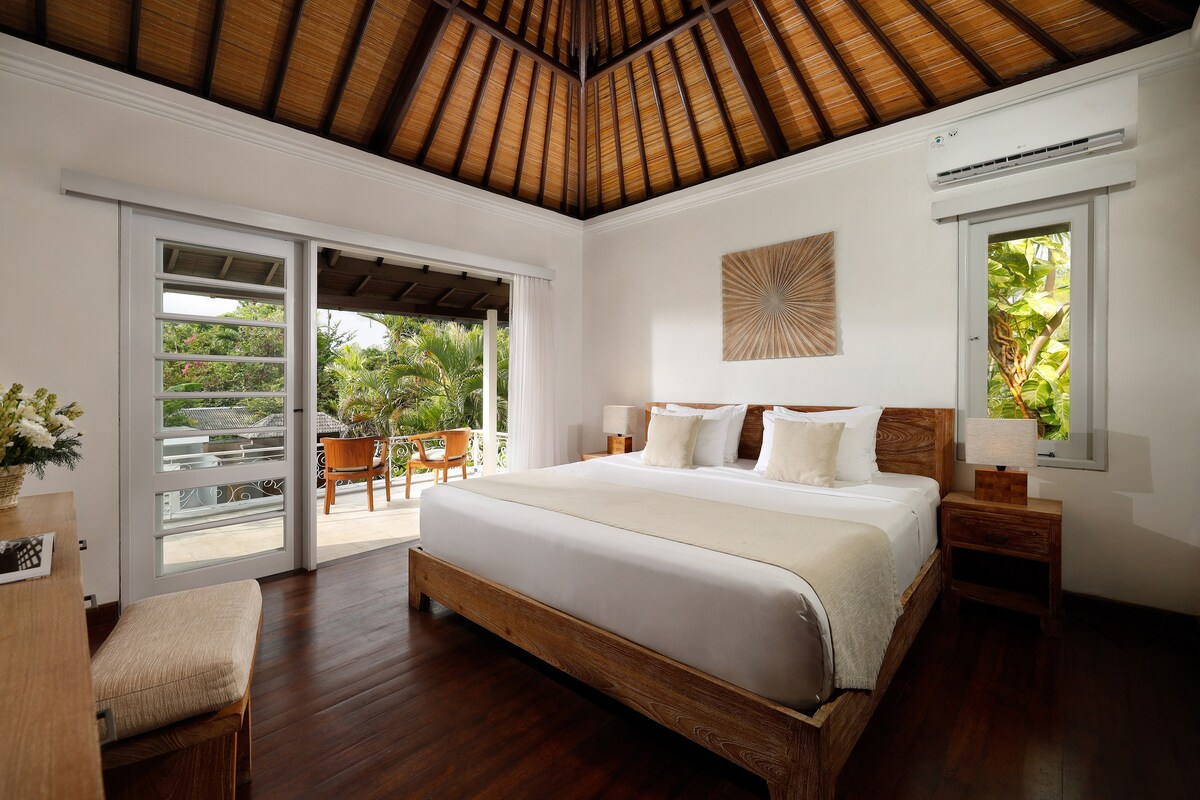 Quiet 5BR Villa Close to the Beach with Full Staff 3