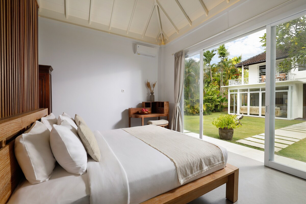 Quiet 5BR Villa Close to the Beach with Full Staff 9