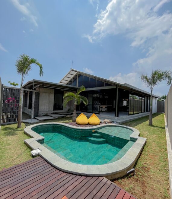 Villa Hangr2 – Newly built industrial-style 3-bedroom villa in Kerobokan